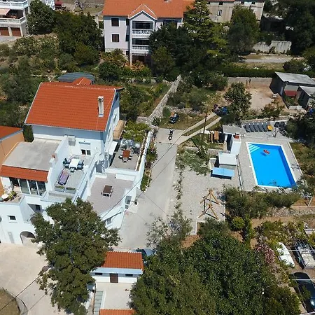 M Apartman *